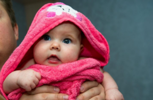 Toalha com Capuz Bebê: Por Que Ela é Essencial para a Segurança Pós-Banho